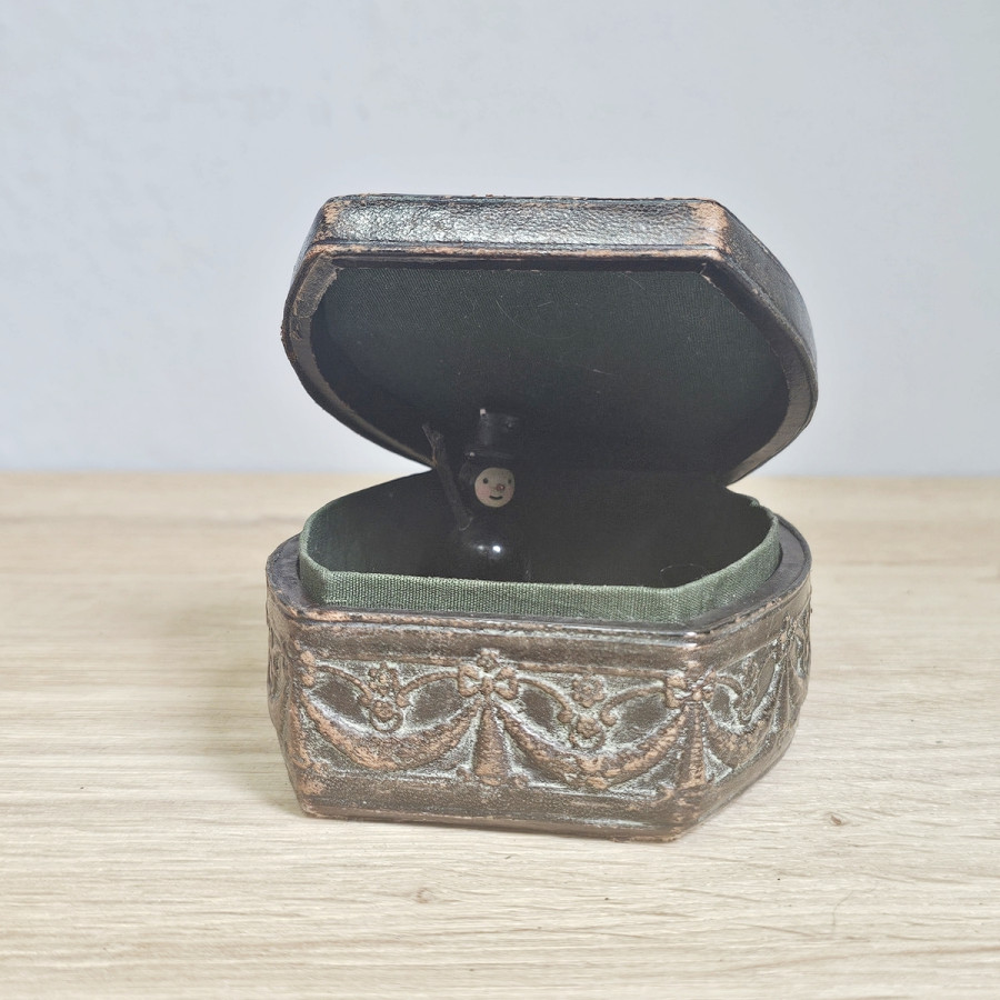 Jugendstil Schmuckschatulle Lederüberzug Florales Dekor um 1900