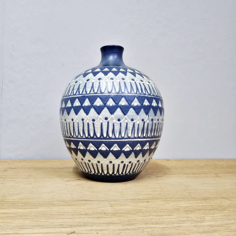Handbemalte Studio Keramikvase – blau-weiß,  ca. 17 cm