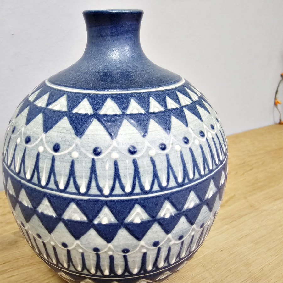 Handbemalte Studio Keramikvase – blau-weiß,  ca. 17 cm
