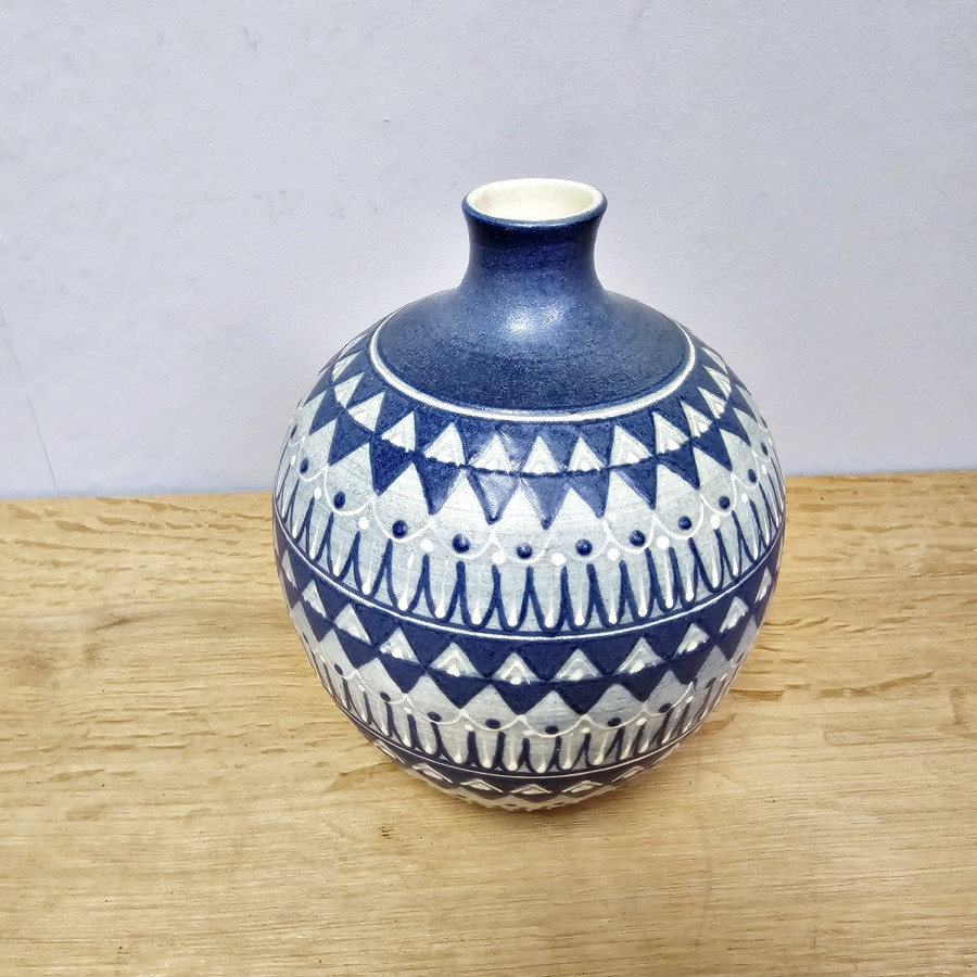 Handbemalte Studio Keramikvase – blau-weiß,  ca. 17 cm