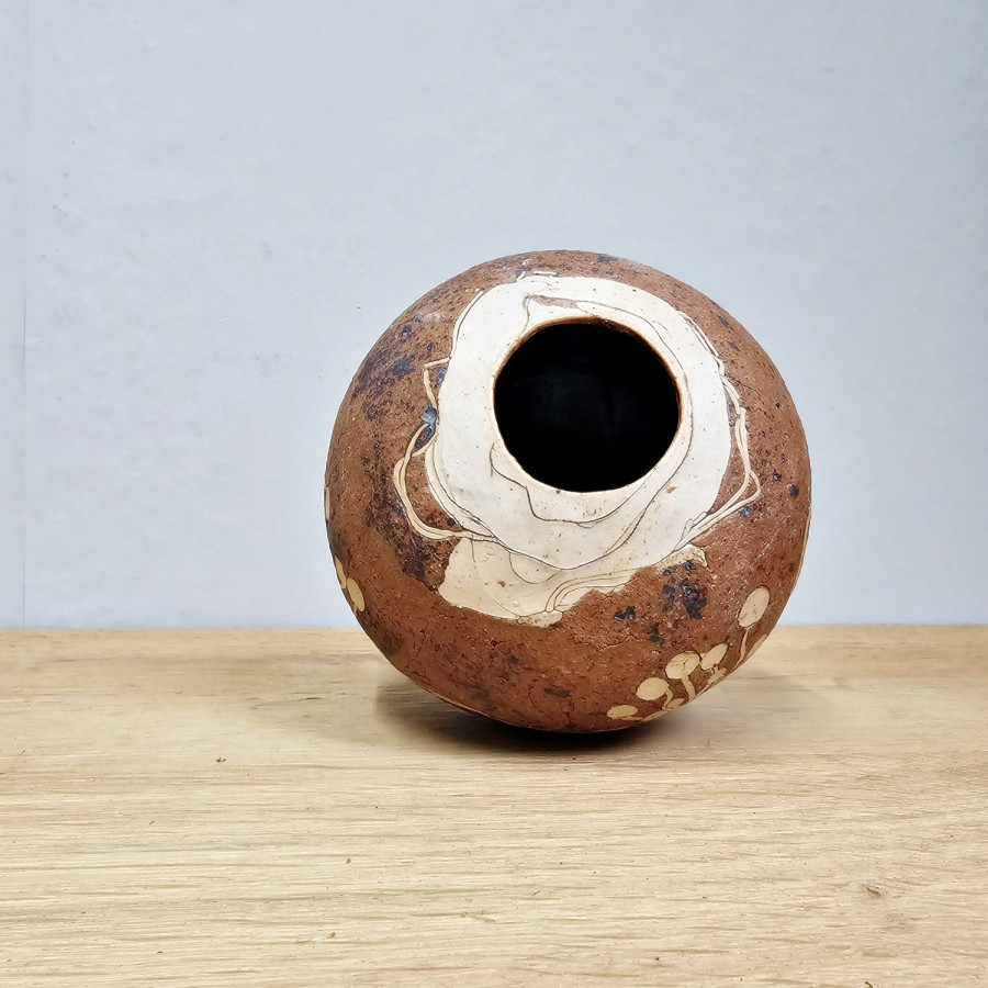 Studio-Keramik Kugelvase von Tove/Jørgen Hørberg, Bornholm, ca. 13 cm. Handgefertigt, 1960er/70er