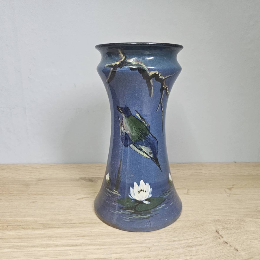 Englische Jugendstil-Vase mit Eisvogelmotiv