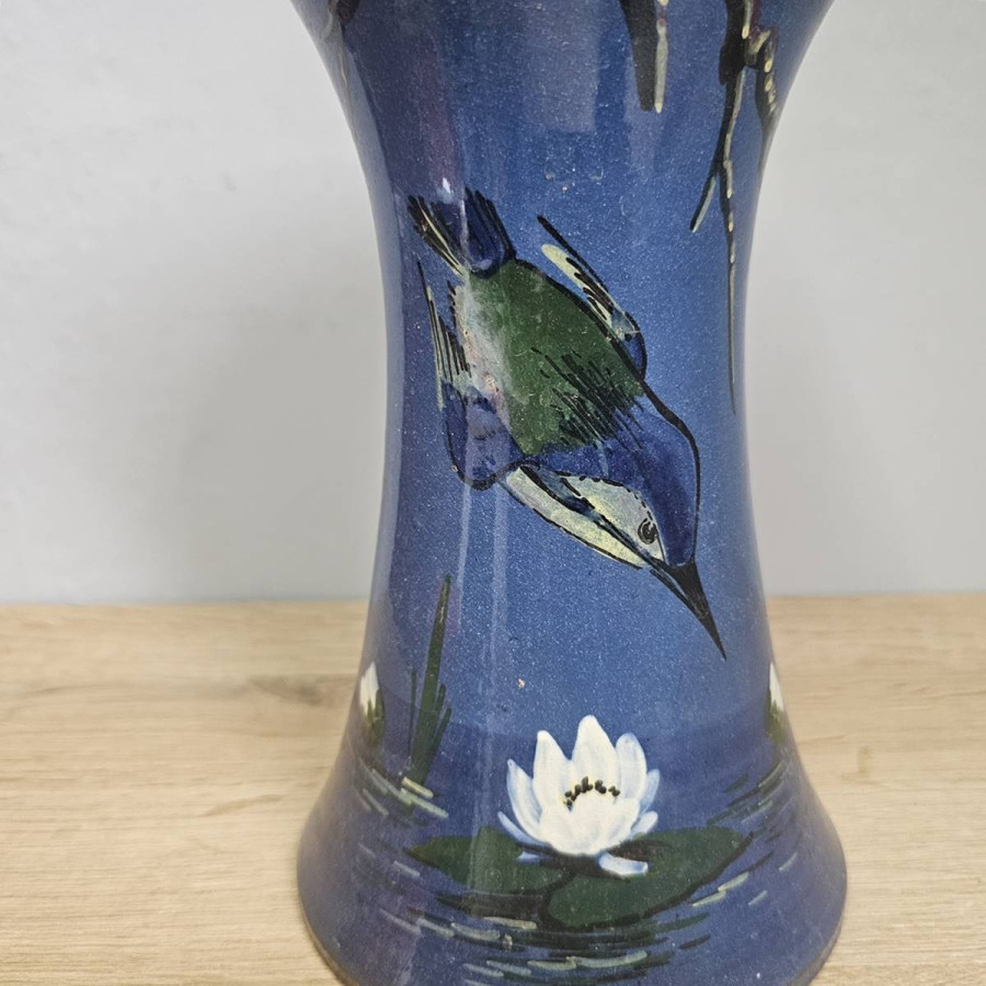 Englische Jugendstil-Vase mit Eisvogelmotiv