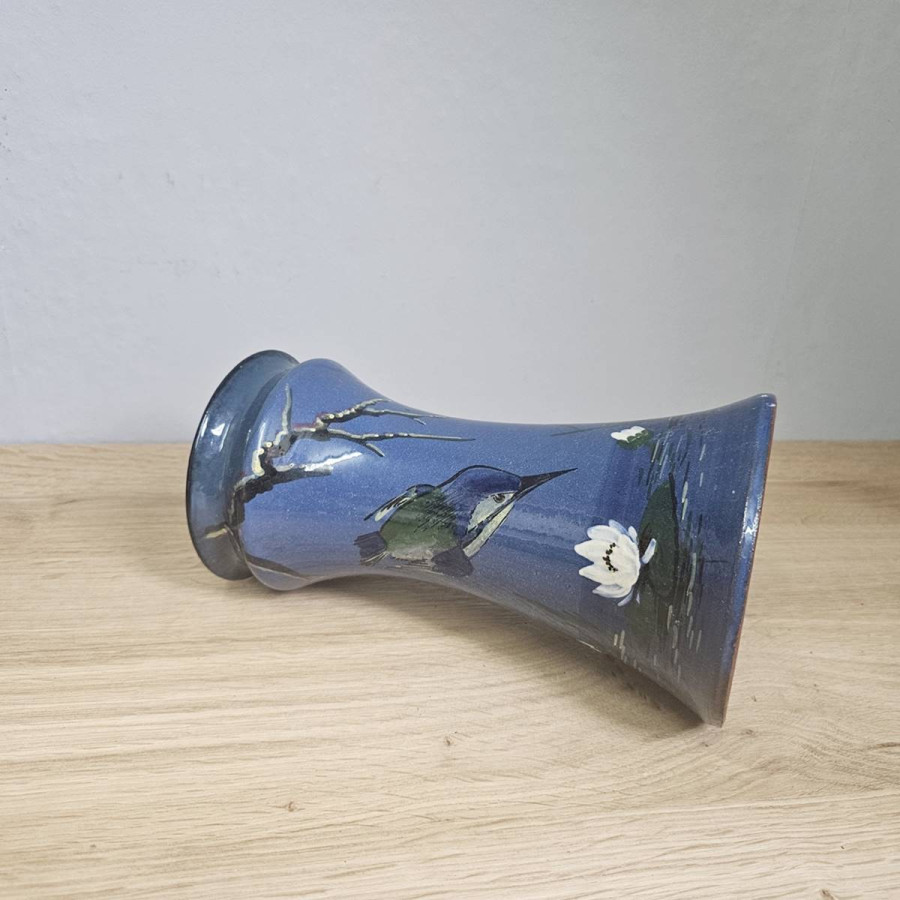 Englische Jugendstil-Vase mit Eisvogelmotiv