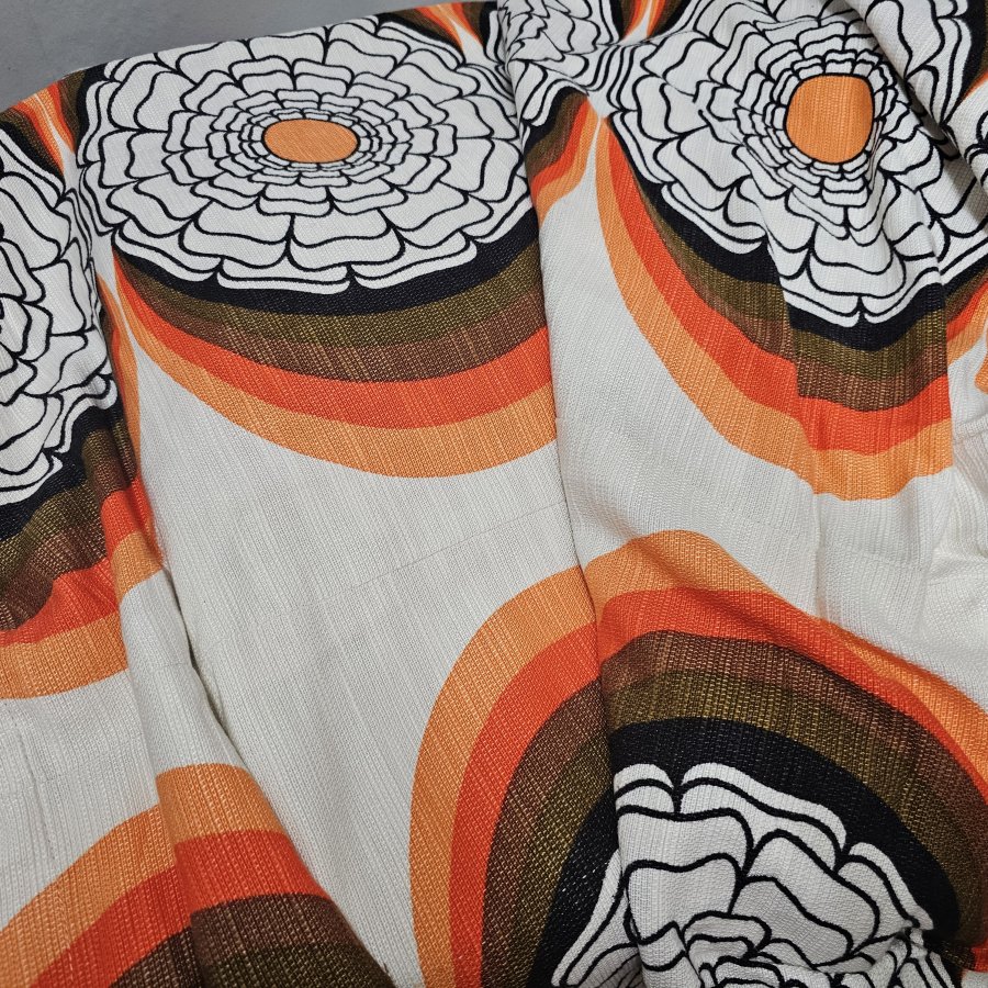 2 große Vintage Gardinenschals 70er Jahre – Flower Power Vorhänge mit großem Blumenmuster – Dekoplus