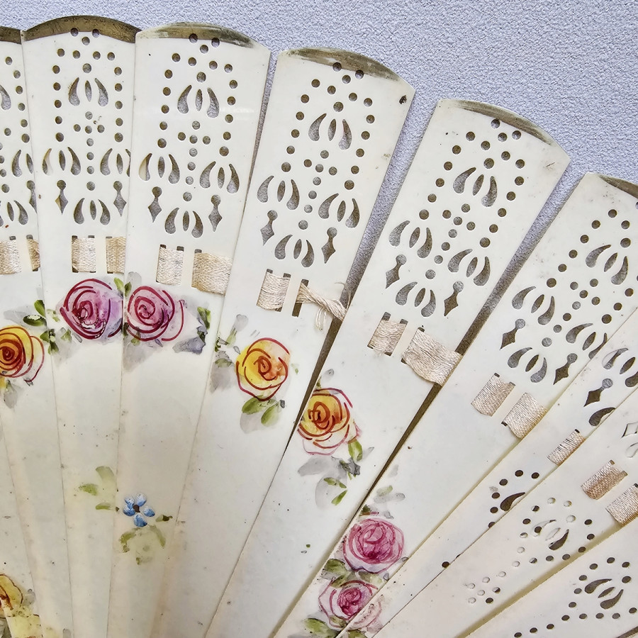 Antiker Zelluloid-Fächer mit handgemaltem Rosenkranz