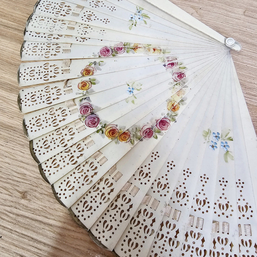 Antiker Zelluloid-Fächer mit handgemaltem Rosenkranz