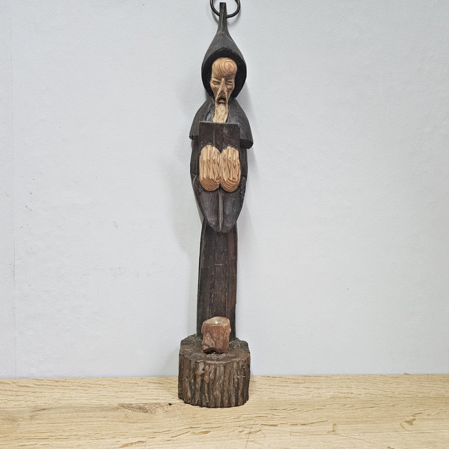 Handgeschnitzte Mönchsfigur als Wandkerzenhalter aus Holz