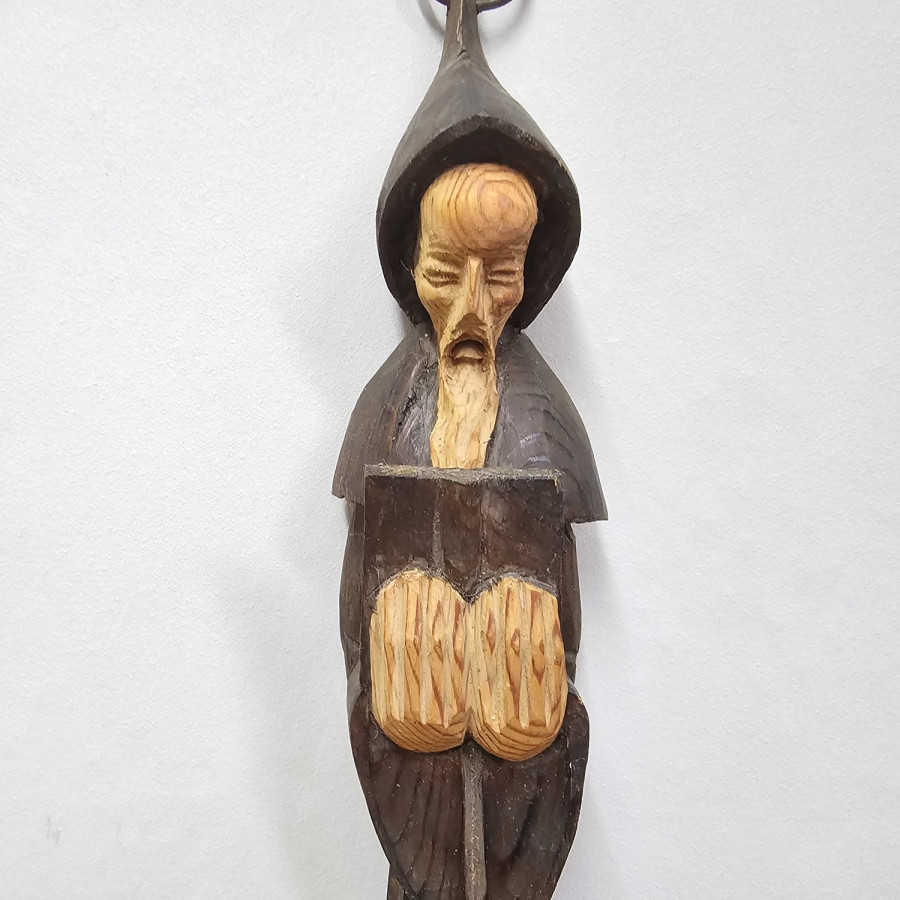 Handgeschnitzte Mönchsfigur als Wandkerzenhalter aus Holz
