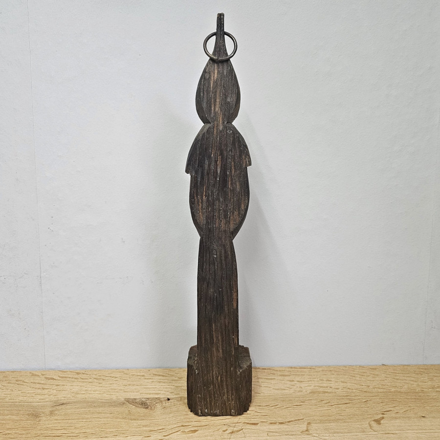 Handgeschnitzte Mönchsfigur als Wandkerzenhalter aus Holz