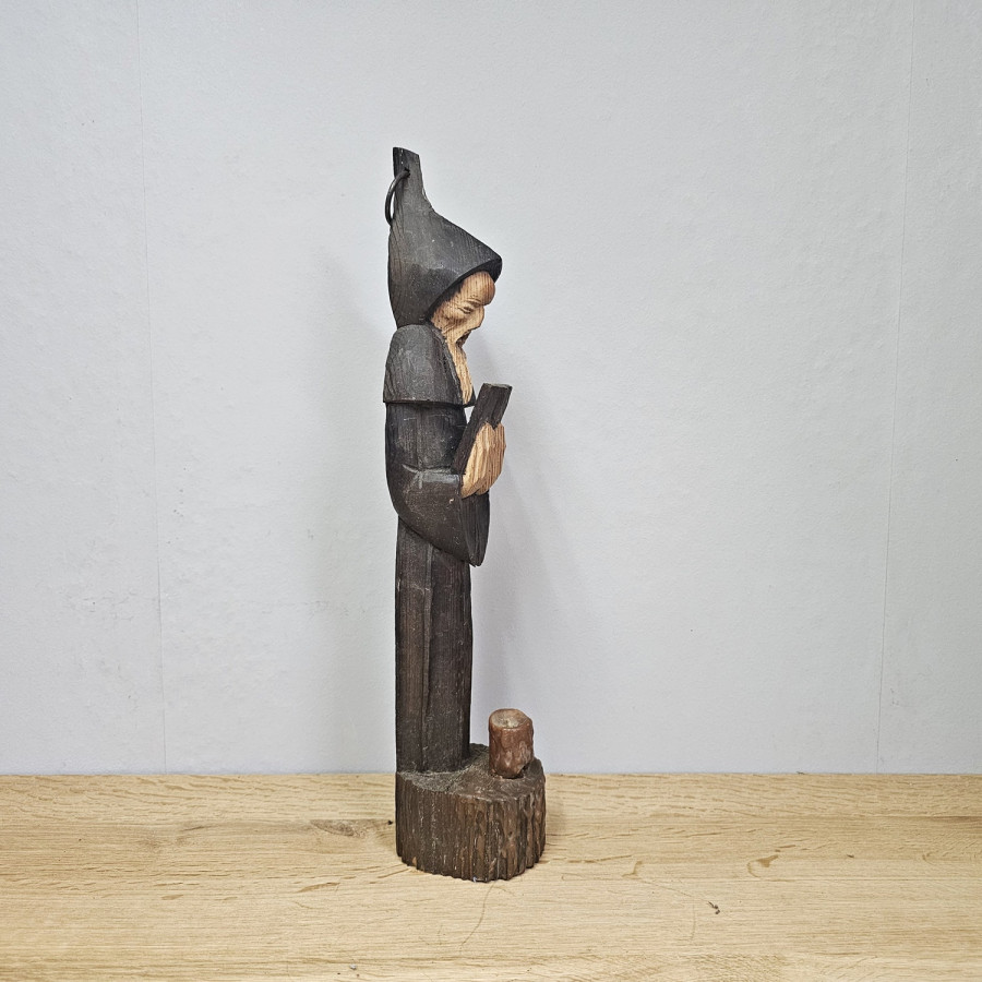 Handgeschnitzte Mönchsfigur als Wandkerzenhalter aus Holz