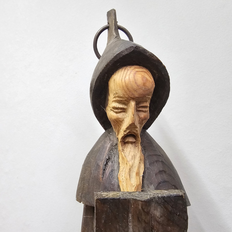 Handgeschnitzte Mönchsfigur als Wandkerzenhalter aus Holz