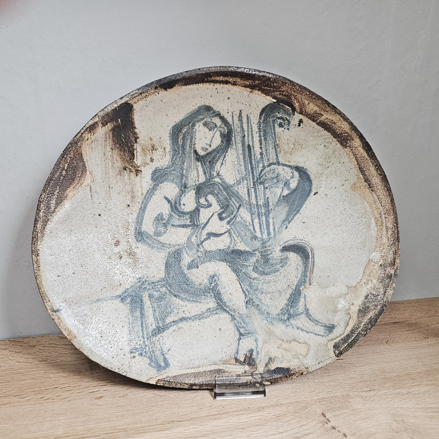 Achiel Pauwels – Wandteller – Frau mit Harfe – Studiokeramik, Belgien, 1979/80