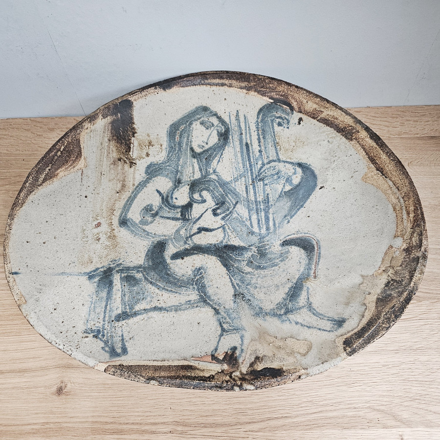 Achiel Pauwels – Wandteller – Frau mit Harfe – Studiokeramik, Belgien, 1979/80