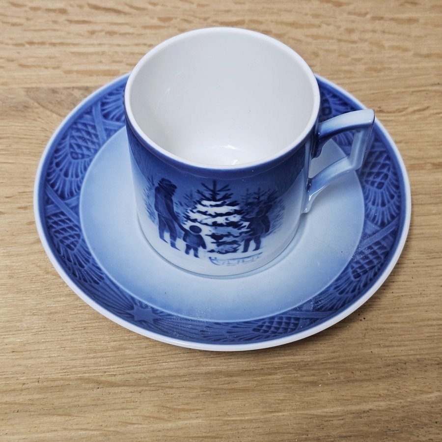 Royal Copenhagen Weihnachtstasse mit Untertasse, 1979 – „Choosing the Christmas Tree“