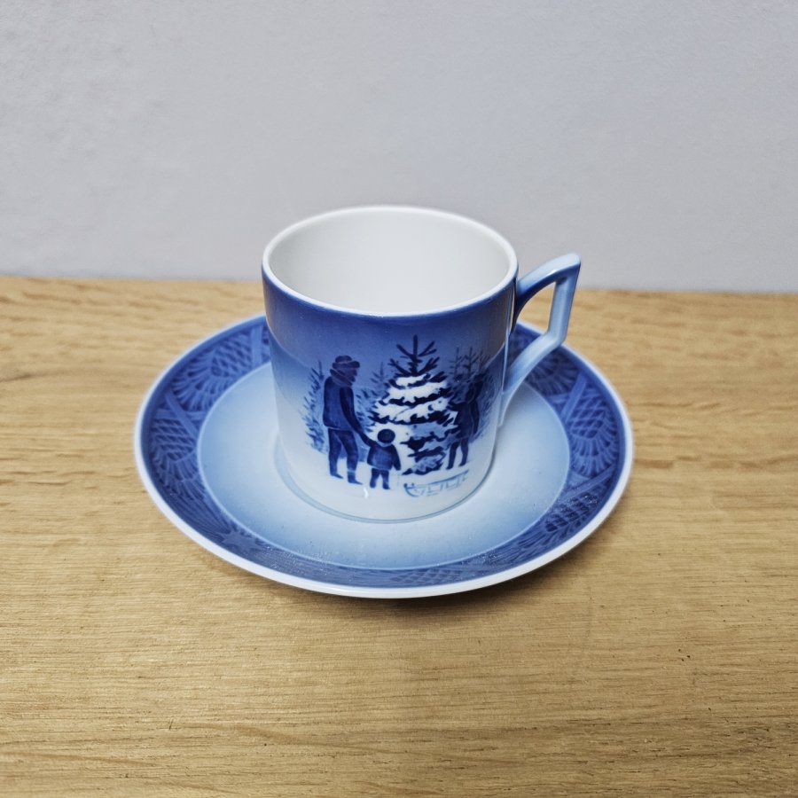 Royal Copenhagen Weihnachtstasse mit Untertasse, 1979 – „Choosing the Christmas Tree“