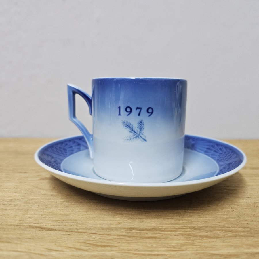 Royal Copenhagen Weihnachtstasse mit Untertasse, 1979 – „Choosing the Christmas Tree“