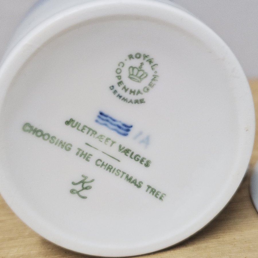 Royal Copenhagen Weihnachtstasse mit Untertasse, 1979 – „Choosing the Christmas Tree“