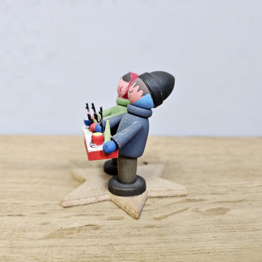 Erzgebirge Striezelkinder mit Bauchladen auf Stern, traditionelle Weihnachtsdeko