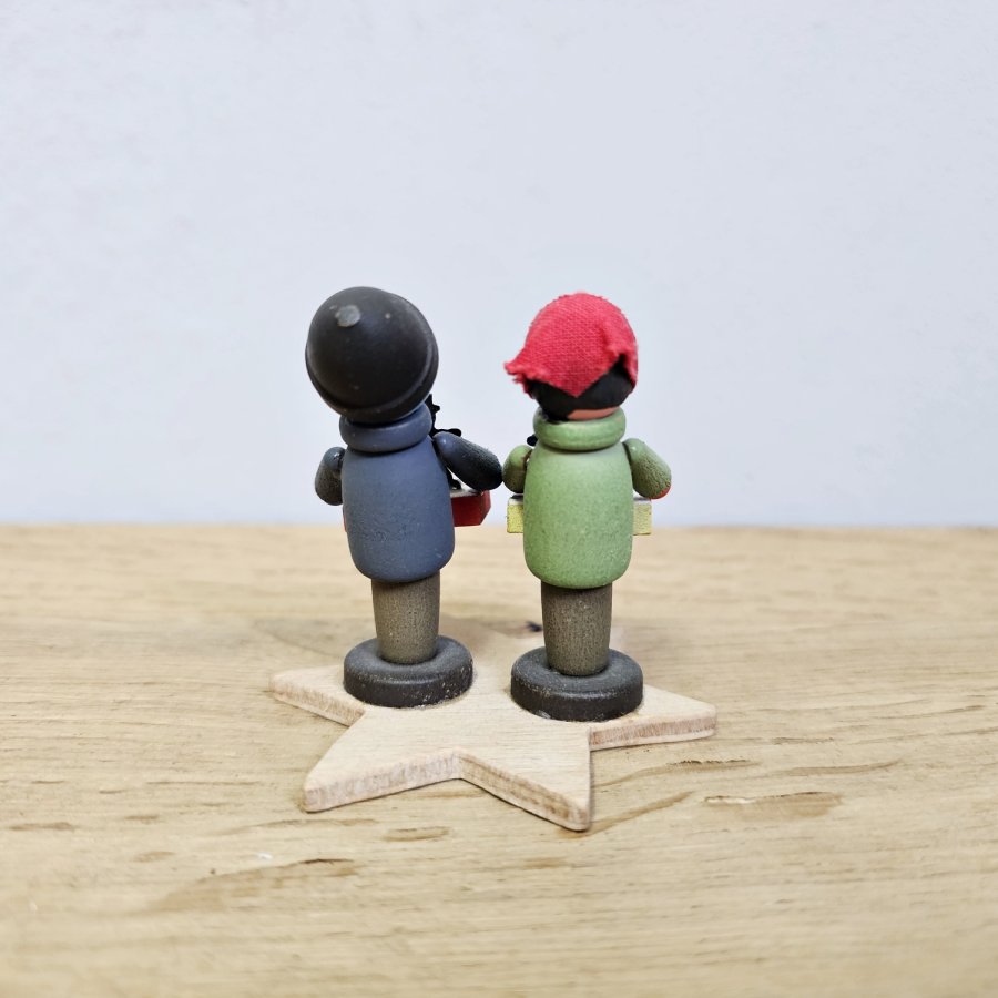 Erzgebirge Striezelkinder mit Bauchladen auf Stern, traditionelle Weihnachtsdeko