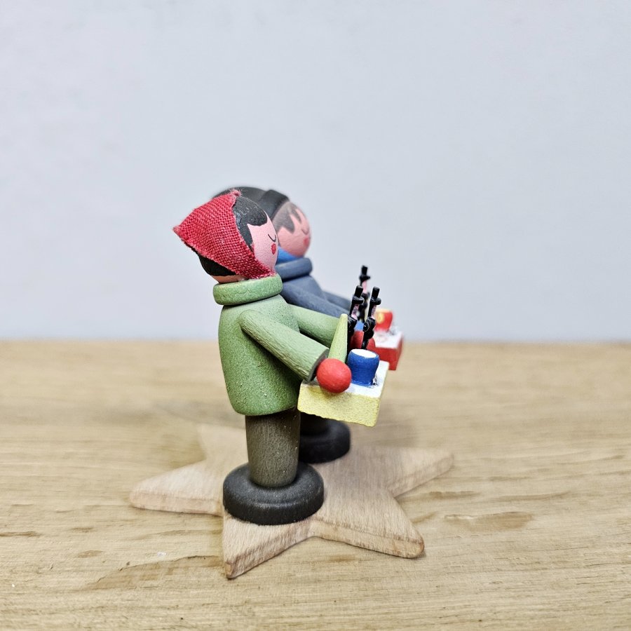 Erzgebirge Striezelkinder mit Bauchladen auf Stern, traditionelle Weihnachtsdeko