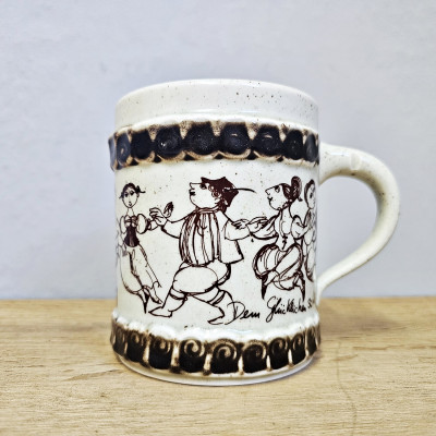 Rosenthal Brotzeit Bierkrug – Björn Wiinblad, „Dem Glücklichen schlägt keine Stunde“, 1970er