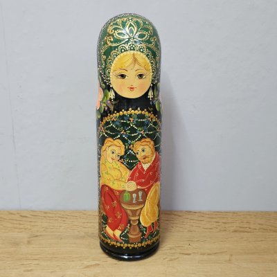 Russische Flaschen-Matroschka / Flaschenbehälter handbemalt – 32 cm – gesellige Alltagsszene– signiert