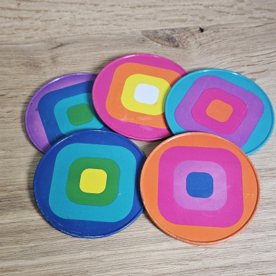 5 bunte Op Art Glasuntersetzer, 1970er Jahre, Korkrückseite