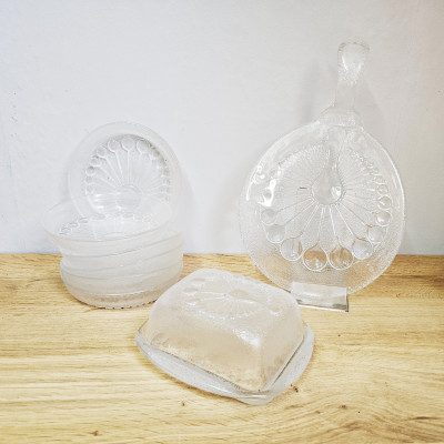 Pressglas-Set 70er | Pfau-Dekor | Butterdose, Servierplatte & 6 Schälchen | Süßmuth zugeschrieben