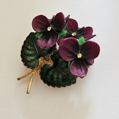 Vintage Veilchen Brosche 50er / 60er Jahre – floraler Modeschmuck mit Strass
