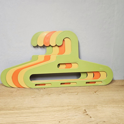 5er-Set Schönbuch Kleiderbügel „Quadro“, 1970er – Kunststoff, Grün/Orange/Creme, mit Gürtel- & Krawatten-Slots