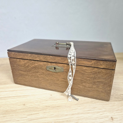 Antike Eichen-Schatulle um 1920 mit Schlüssel