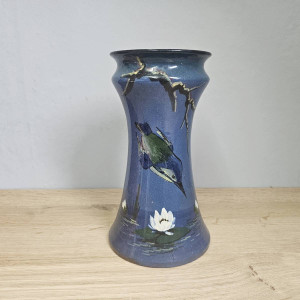 Englische Jugendstil-Vase mit Eisvogelmotiv