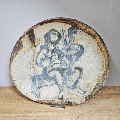 Achiel Pauwels – Wandteller – Frau mit Harfe – Studiokeramik, Belgien, 1979/80