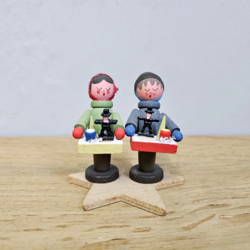 Erzgebirge Striezelkinder mit Bauchladen auf Stern, traditionelle Weihnachtsdeko